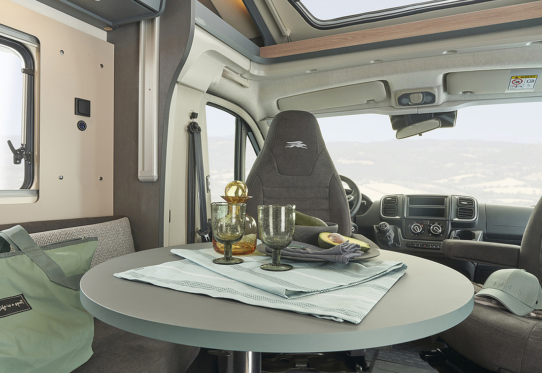 Wohnmobil innen: Wohnbereich, Rundtisch