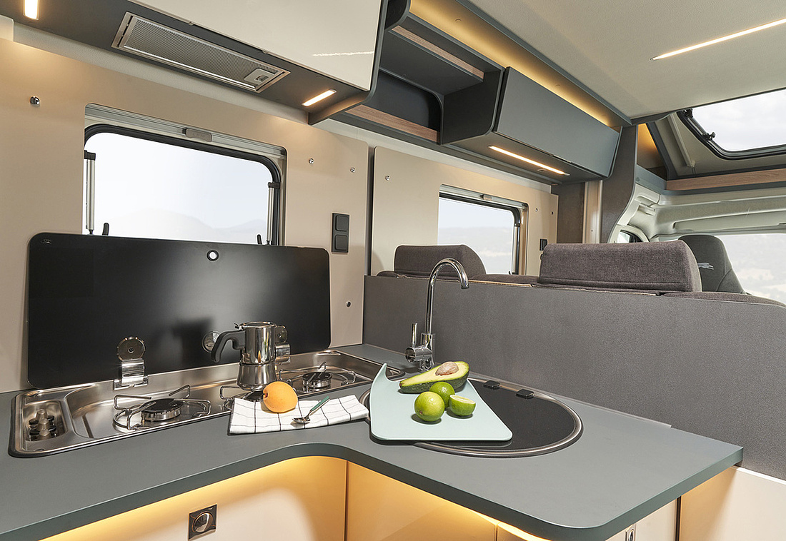 Wohnmobil innen: Küchenzeile