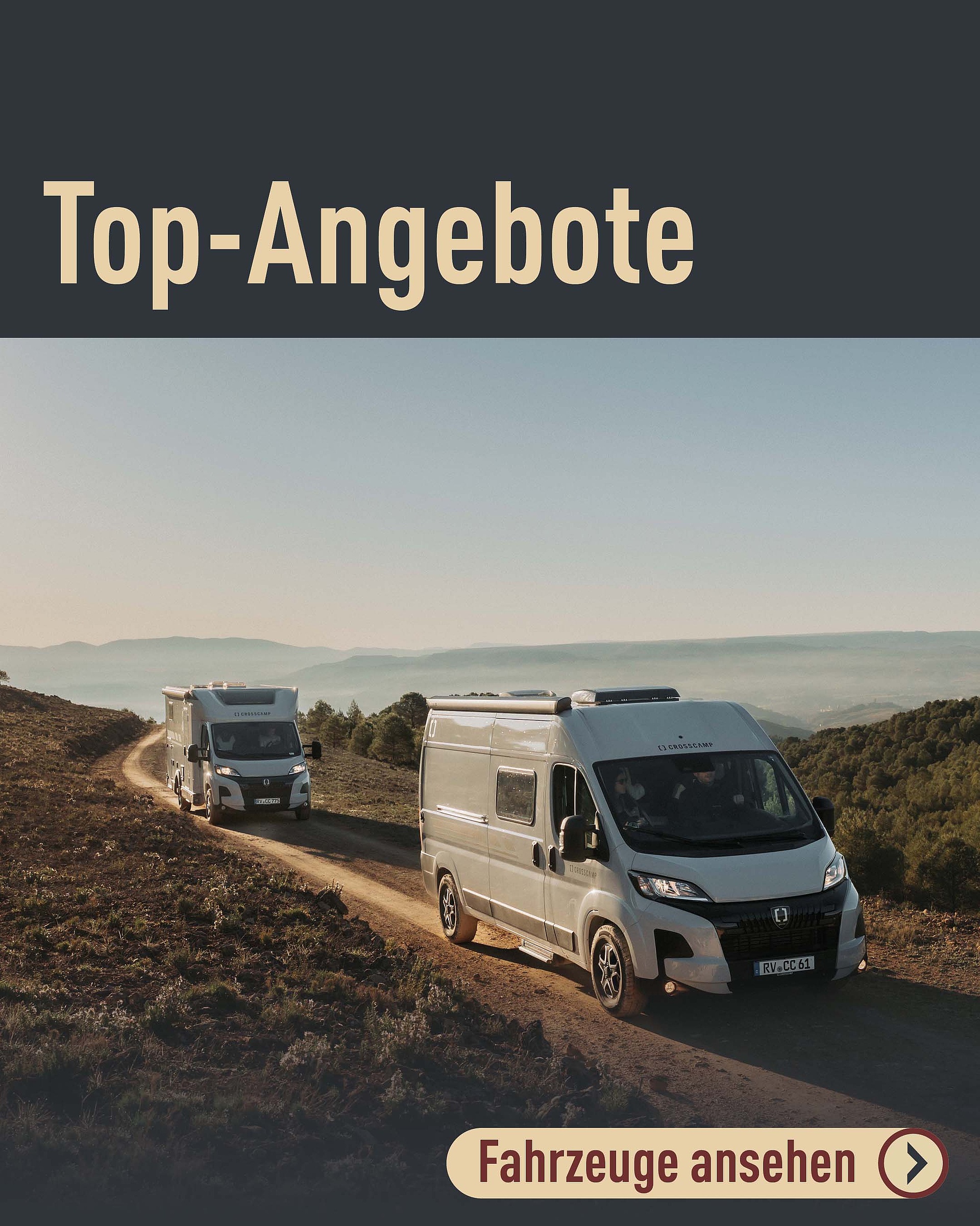 Zwei Crosscamp Camper fahren auf einer sandigen Straße in den Bergen