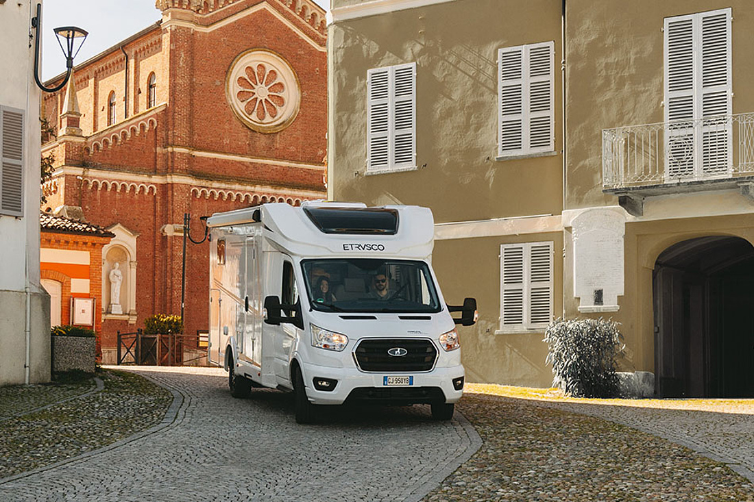Wohnmobil in mediterraner Altstadt