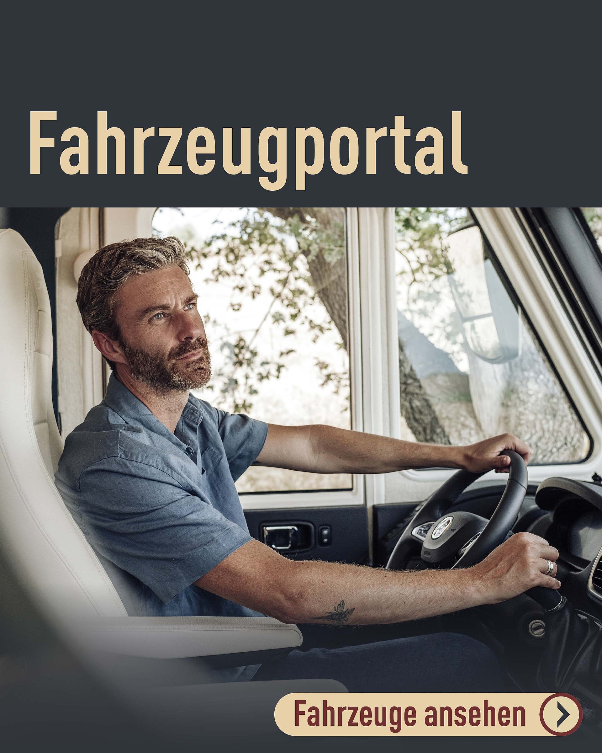 Innenaufnahme eines Reisemobil-Cockpits mit einem Mann am Lenkrad