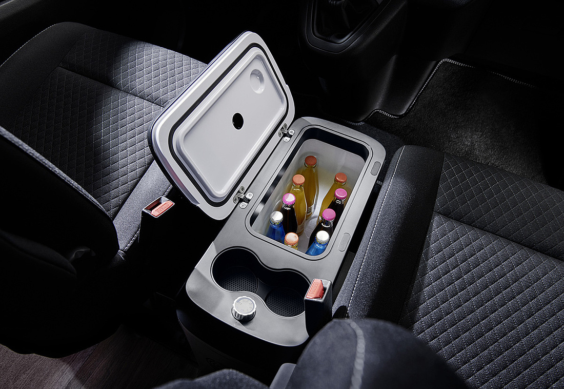 Wohnmobil innen: eingebaute Kühlbox für Getränkeflaschen