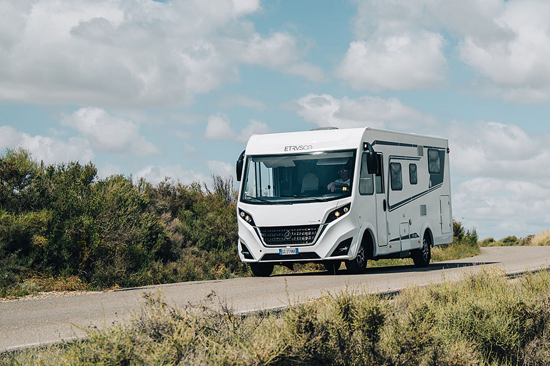 Wohnmobil auf Landstraße