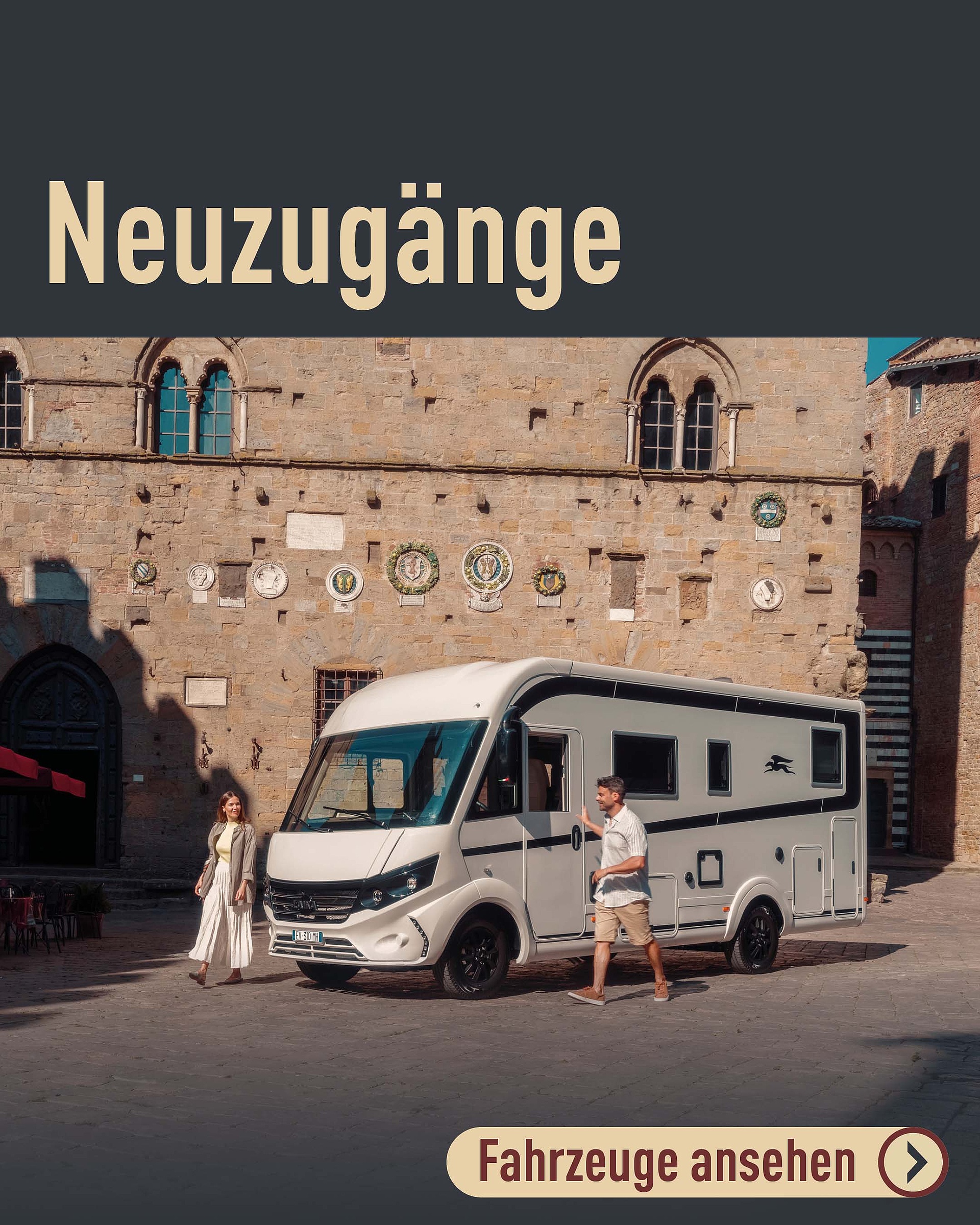 Weißes Laika Reisemobil steht inmitten einer Stadt