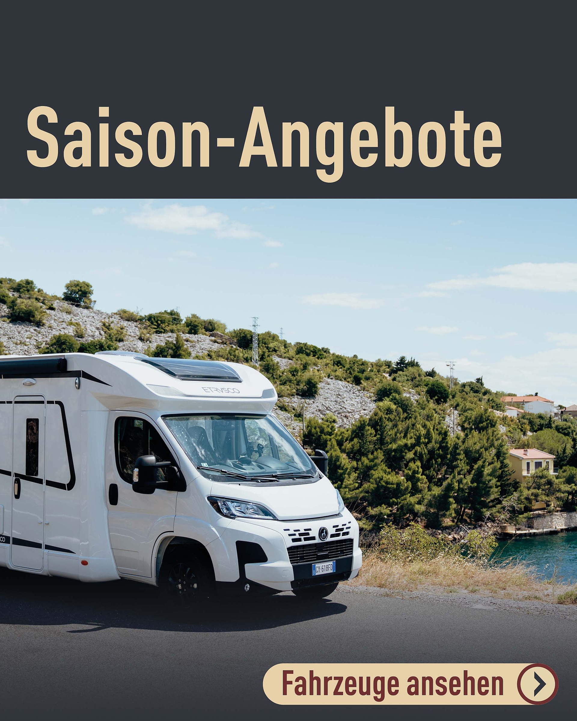Weißes Etrusco Reisemobil steht an einer Küste 