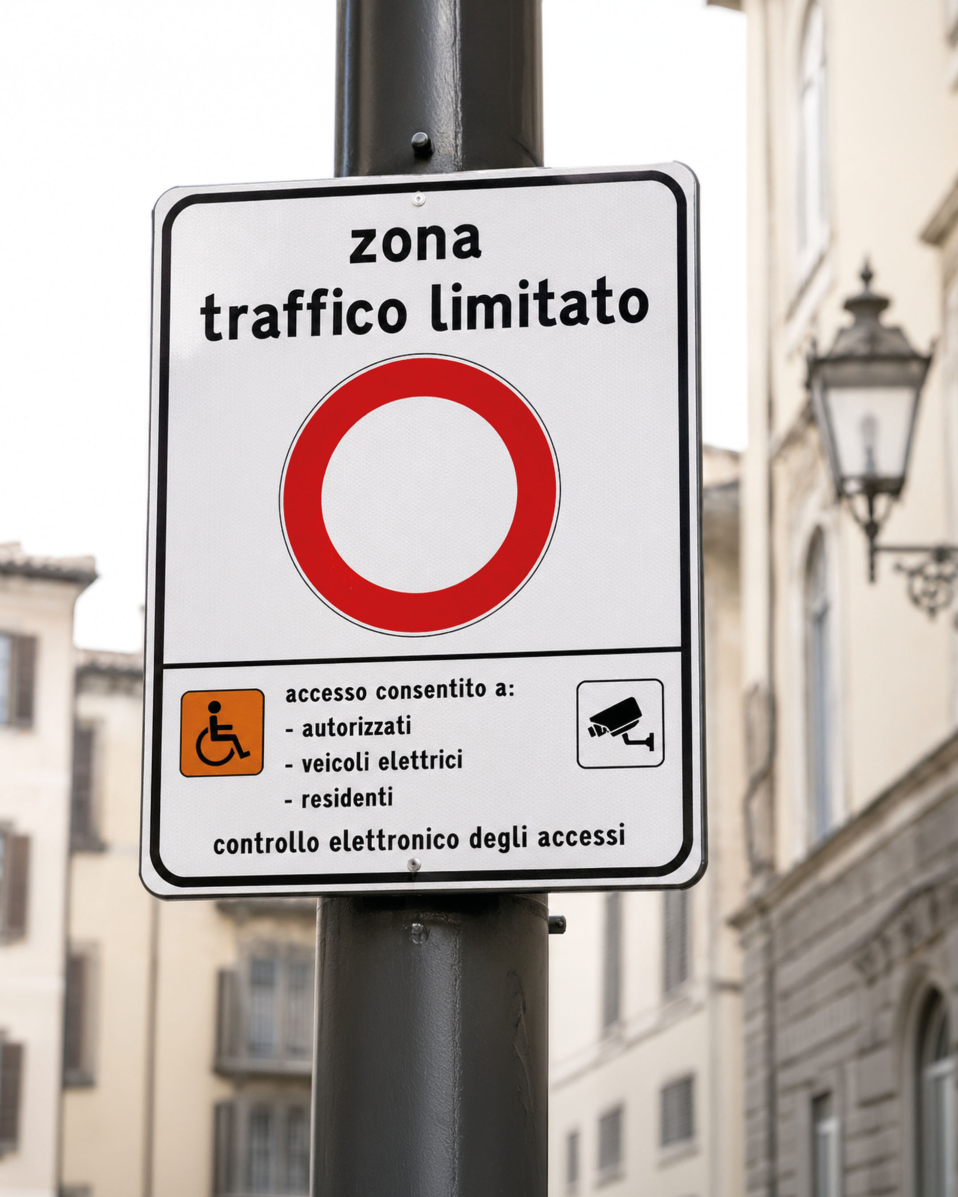 Schild auf italienischer Straße Zona traffico limitato