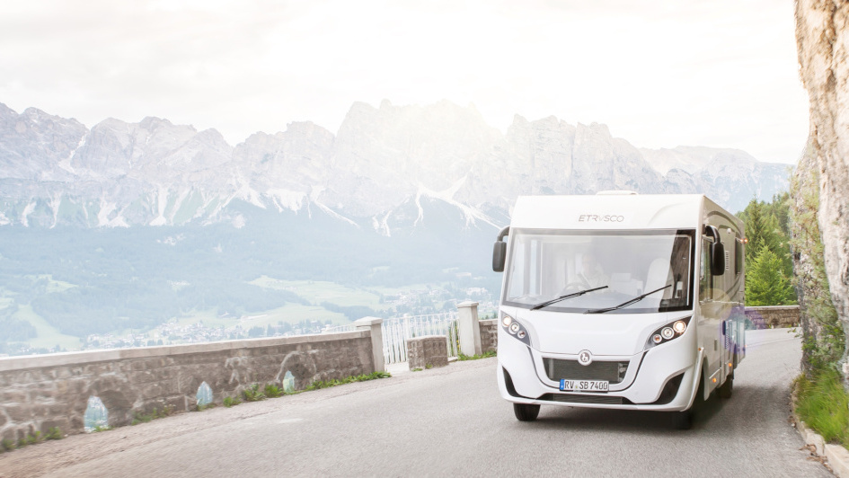 Wohnmobil auf Straße