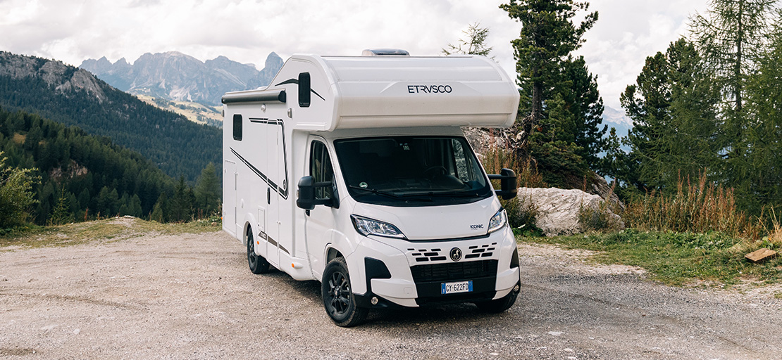 Wohnmobil auf Strasse