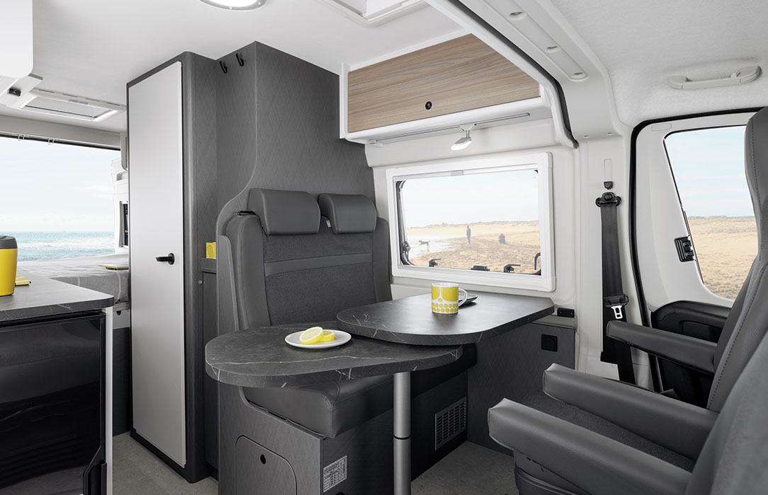 Wohnmobil Innen: Wohnraum