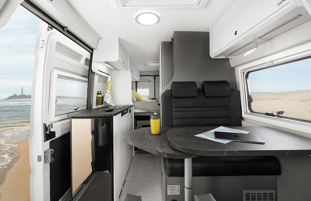 Wohnmobil Innen: Wohnraum