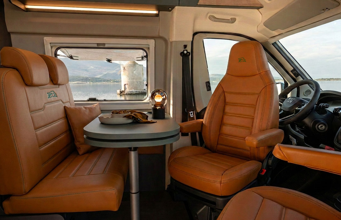 Wohnmobil von innen mit Sitzbank und Tisch