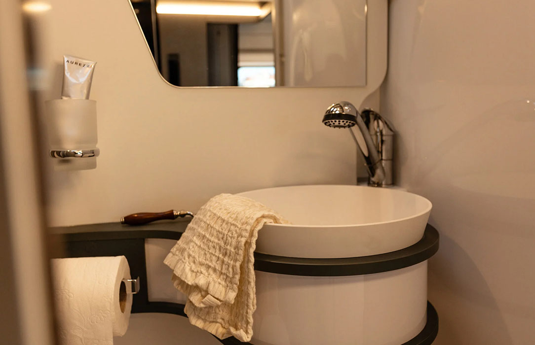 Badezimmer Waschbecken und Spiegel