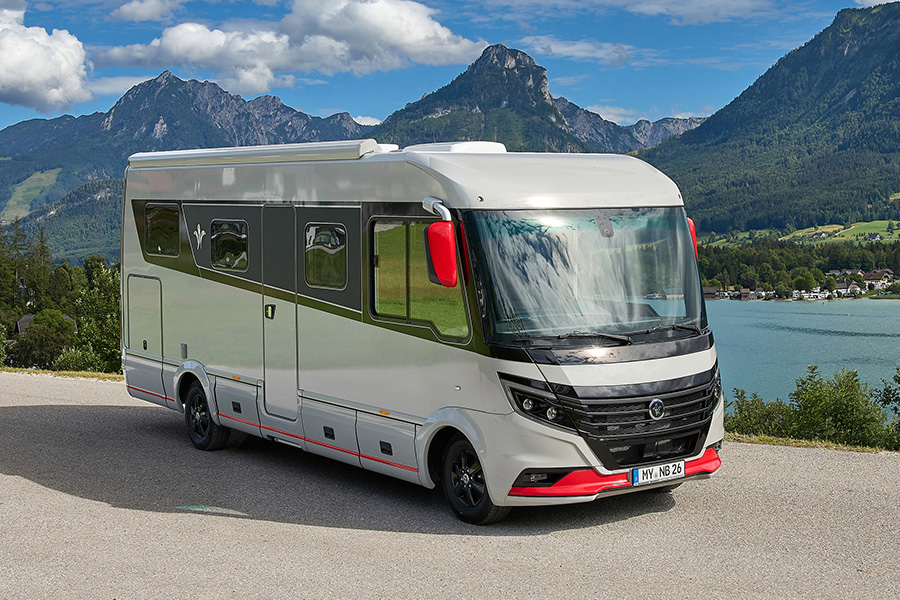 Modell Arto vor einer Kulisse mit See und Bergen