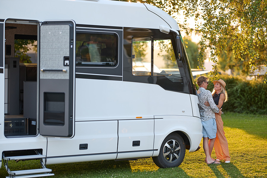 Pärchen lehnt an Motorhaube eines Flair-Modell