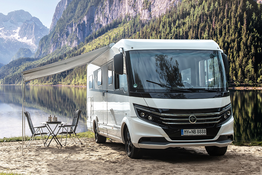 iSmove Modell stehend an einem See