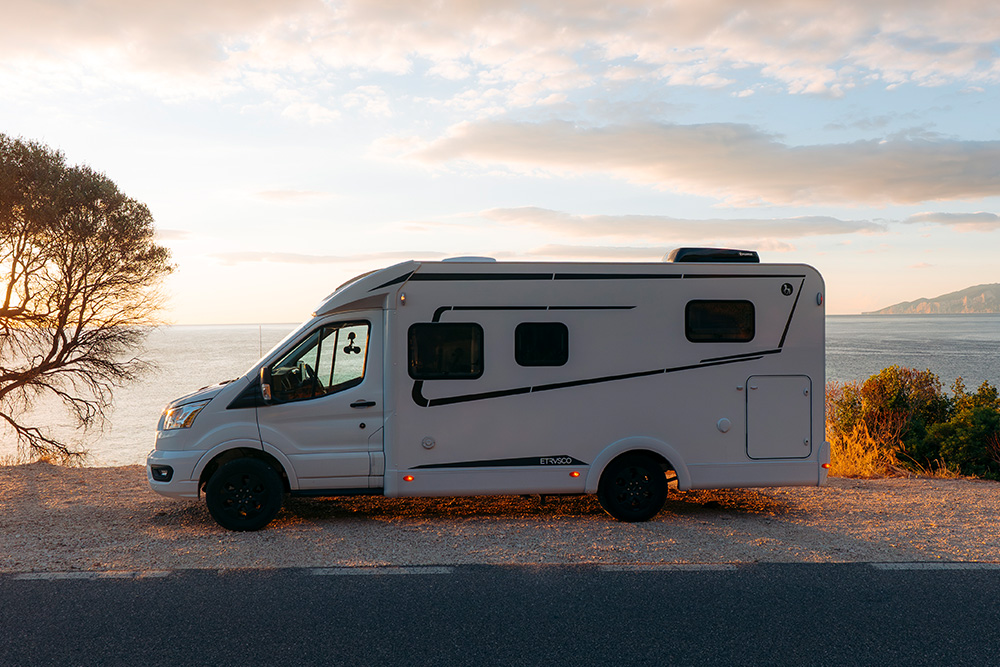 Etrusco Van von der Seite mit Sonnenuntergang im Hintergrund