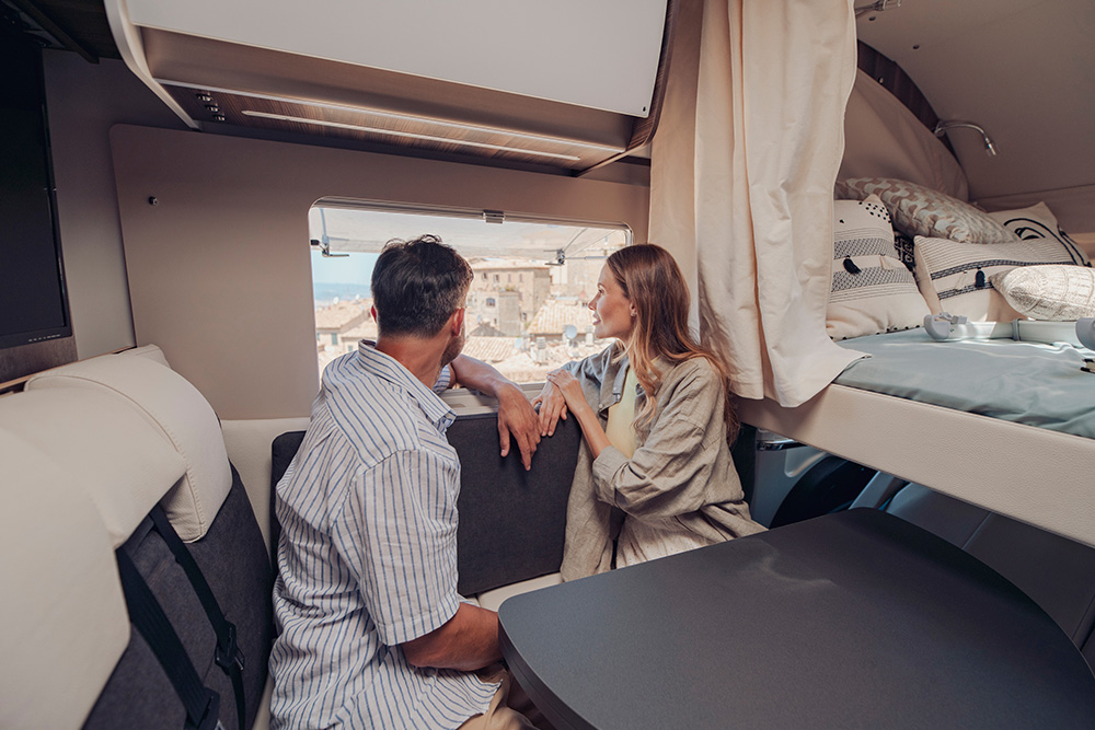 Ein Paar schaut aus dem Fenster ihres Reisemobils